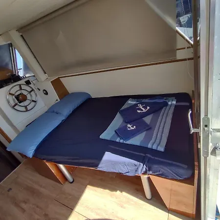 Bed&boat Boatandholiday Úszó hotel *