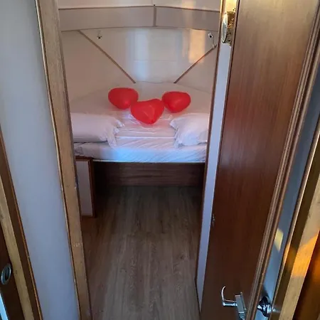 Bed&boat Boatandholiday *