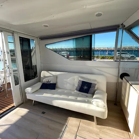 Ботель Bed&boat Boatandholiday